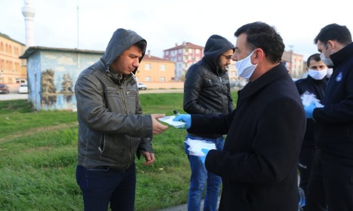 BAŞKAN ÇETİN MASKE VE KOLONYA DAĞITTI