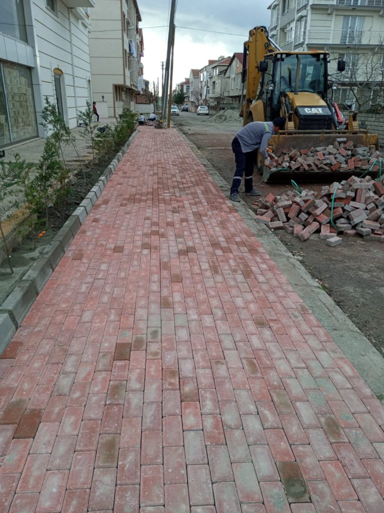 ERGENE BELEDİYESİNDEN YOL VE KALDIRIM ÇALIŞMASI