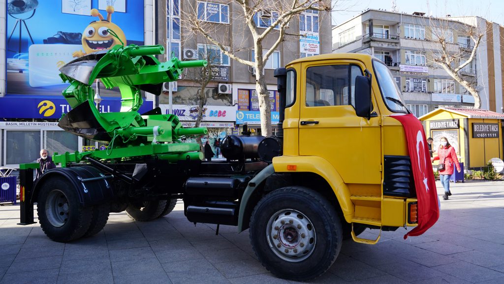ÇORLU BELEDİYESİ AĞAÇ SÖKME MAKİNESİ İMAL ETTİ