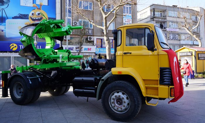 ÇORLU BELEDİYESİ AĞAÇ SÖKME MAKİNESİ İMAL ETTİ