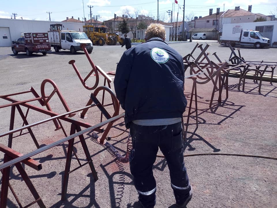 ERGENE BELEDİYESİ OTURMA BANKI ÜRETİYOR
