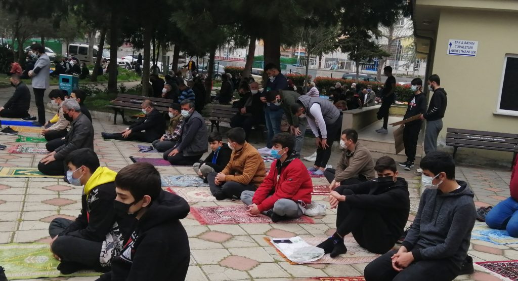 CAMİLER CUMA NAMAZINDA BOŞ KALMADI