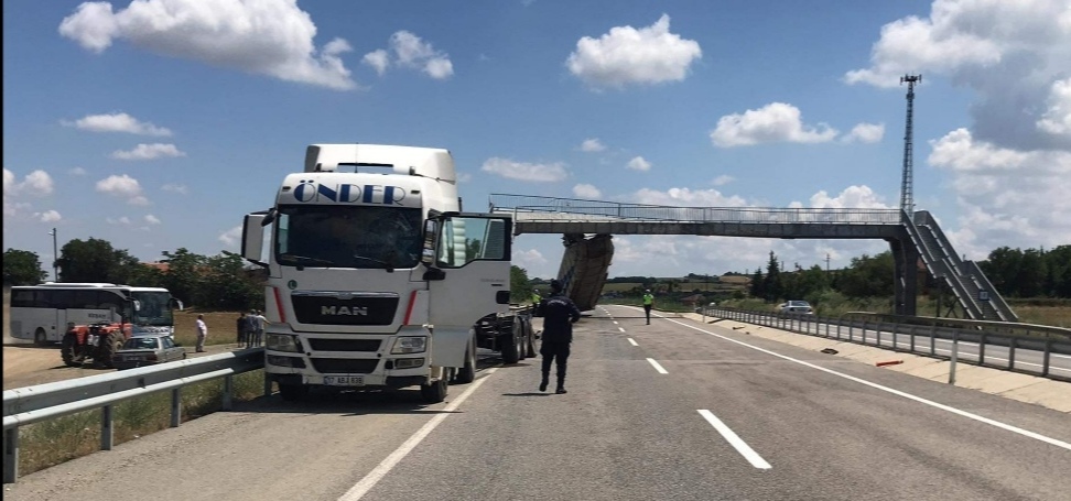 MALKARA’DA TIR ÜST GEÇİDE ÇARPTI