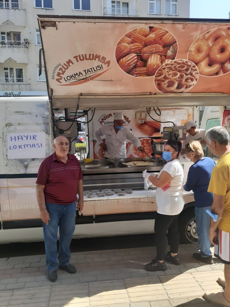 HAYIR LOKMASI DAĞITARAK OĞLUNU YAD ETTİ