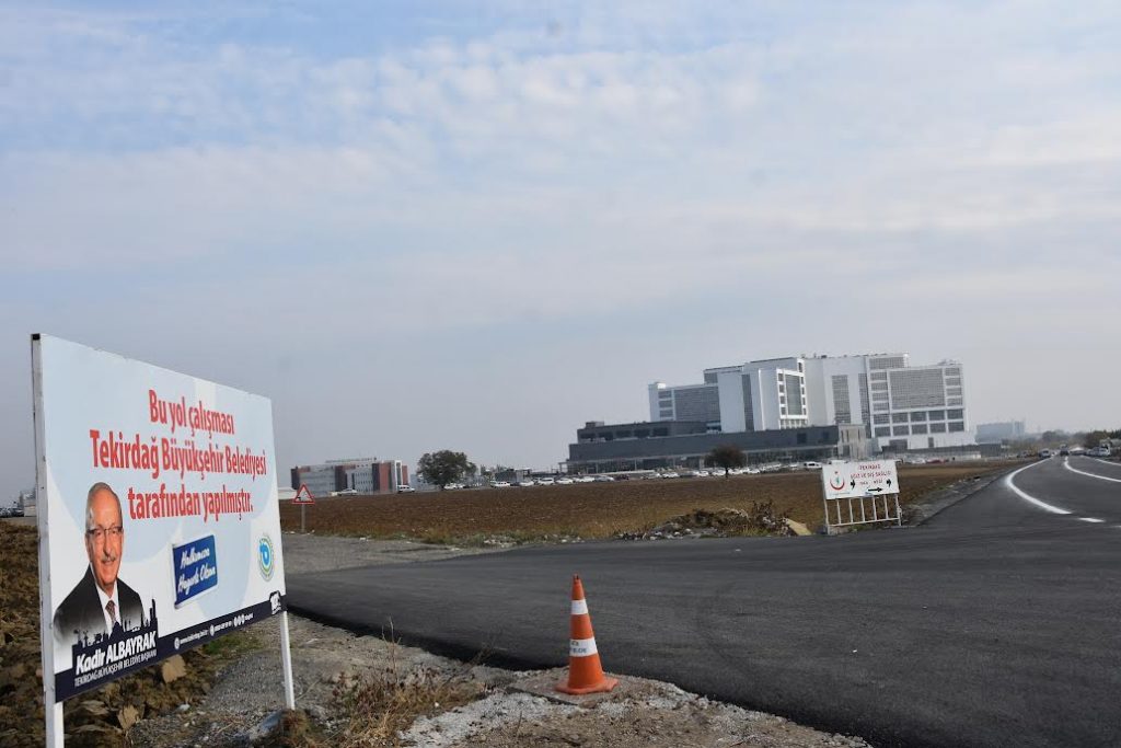 BAŞKAN ALBAYRAK MESTAN ÖZCAN’I YALAN RÜZGARI ESTİRMEKLE CEVAPLADI