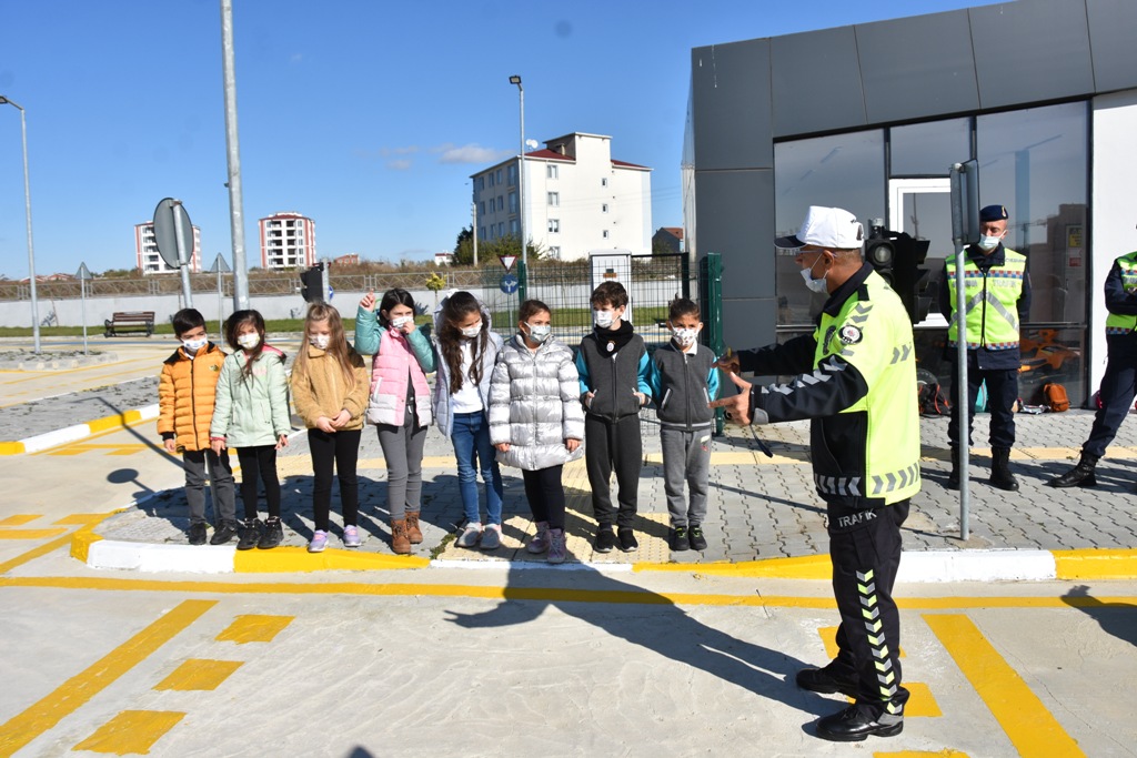 ÇORLU’DA ÖĞRENCİLERE TRAFİK EĞİTİMİ VERİLDİ