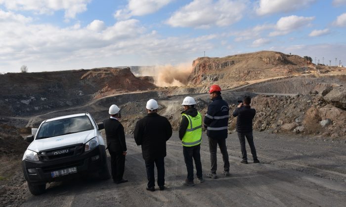 HACIKÖY TAŞ OCAĞINDA İLK KEZ PATLATMALI ÜRETİM YAPILDI