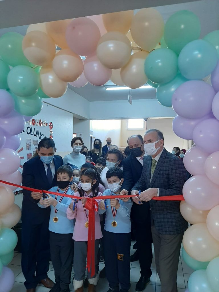 KÜTÜPHANESİZ OKUL KALMASIN PROJESİ MURAT HÜDAVENDİGAR İLKOKULUNDA HAYATA GEÇTİ