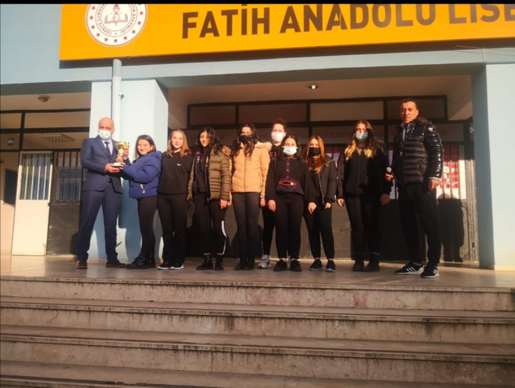 FATİH ANADOLU LİSESİ HENTBOLDE DERECEYE GİRDİ
