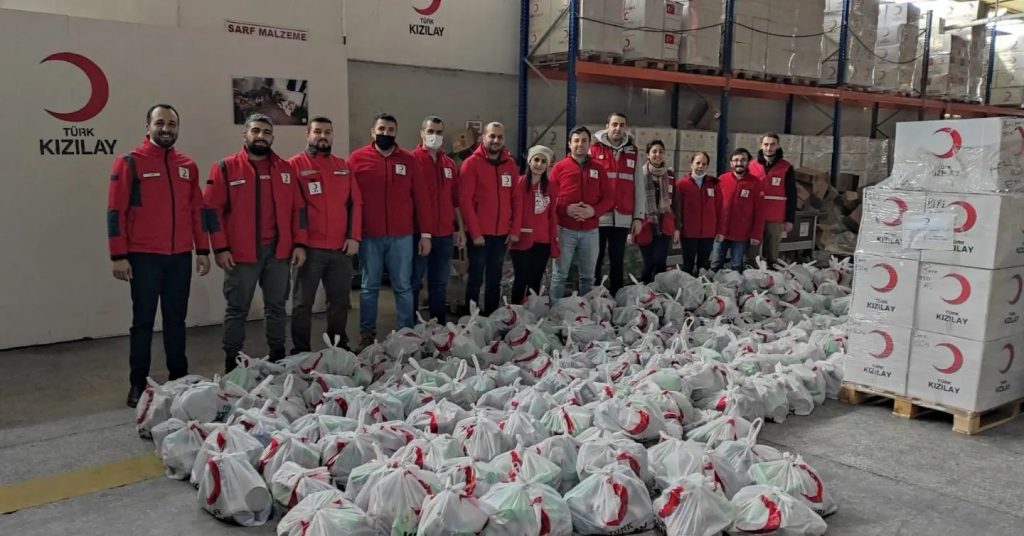 KIZILAY’DAN YOLDA KALANLARA KUMANYA