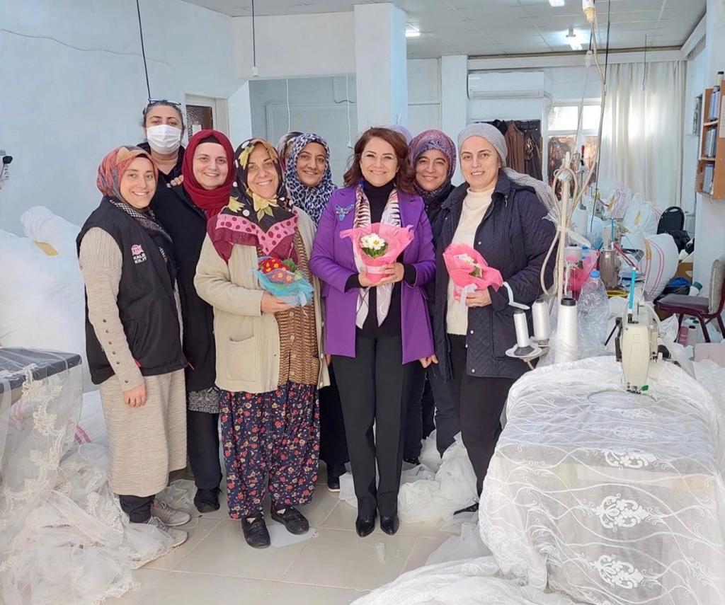 MÜGE YILDIZ TOPAK, 7’DEN 70’E GÖNÜLLERİ FETH EDİYOR