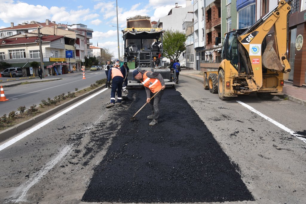 BÜYÜKŞEHİR’DEN S.PAŞA’YA 400, ÇORLU’YA 800 TON ASFALT SERİLDİ