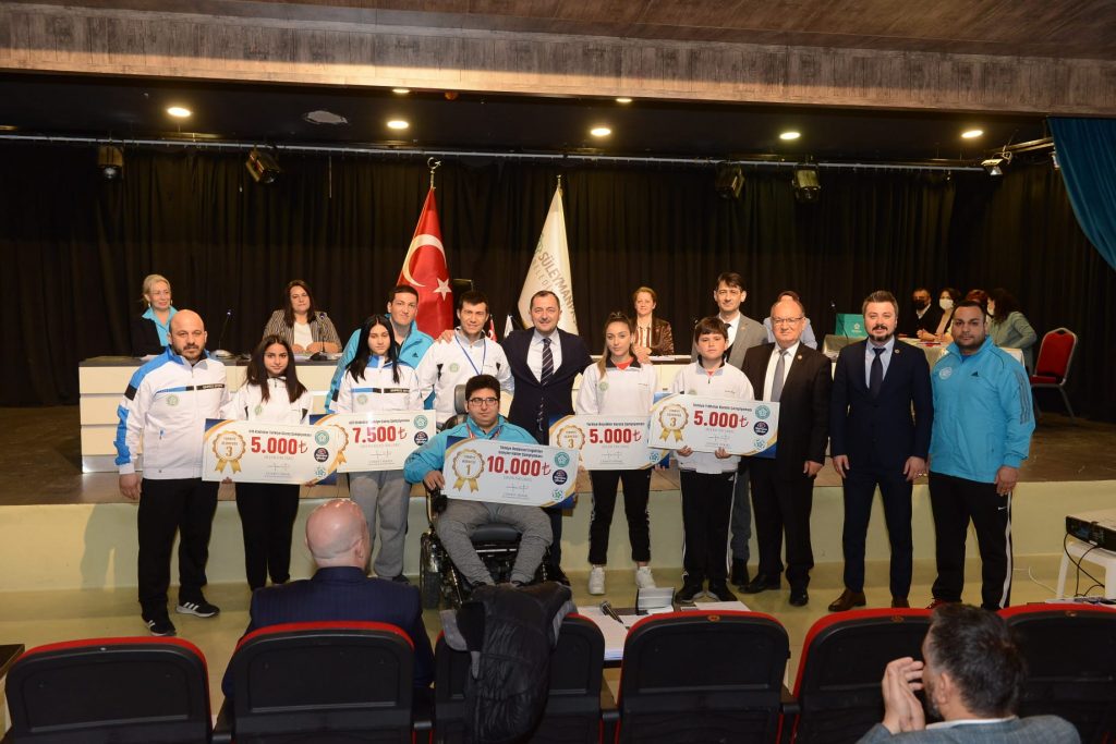 CÜNEYT BAŞKAN ŞAMPİYON SPORCULARI ÖDÜLLENDİRDİ