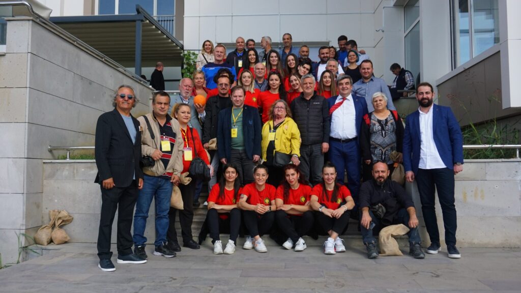 BAŞKAN KURU, HENTBOL TAKIMINI TANITTI
