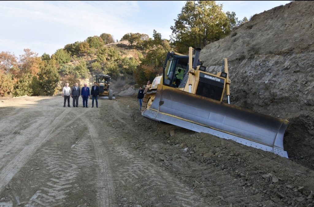 BÜYÜKŞEHİR YOL YAPIMINA SON SÜRAT DEVAM EDİYOR