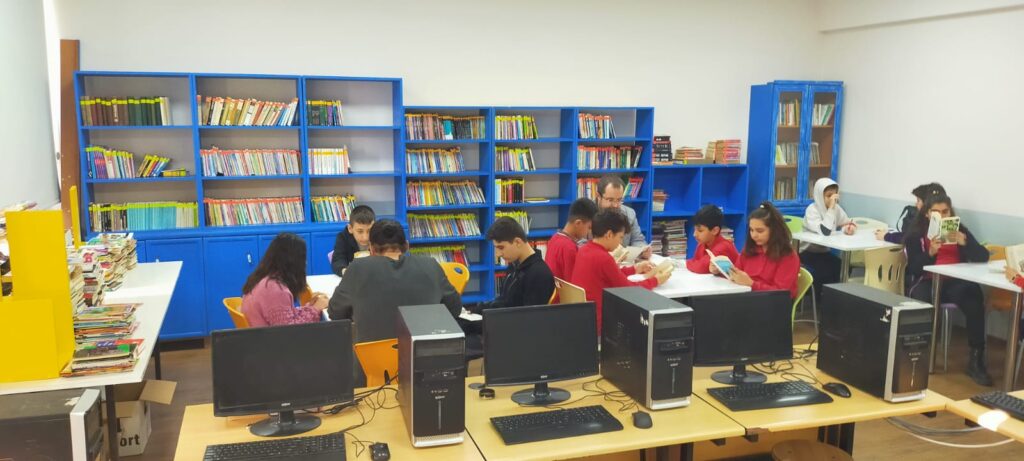 HACIİLBEY ORTAOKULU KÜTÜPHANESİ İLGİ GÖRÜYOR