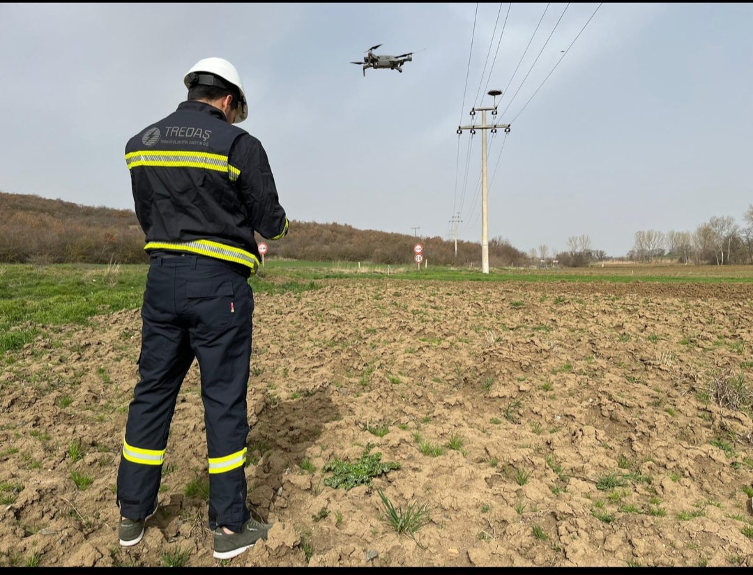 TREDAŞ, DRONE DESTEKLİ LEYLEK YUVALARININ BAKIMINI YAPIYOR