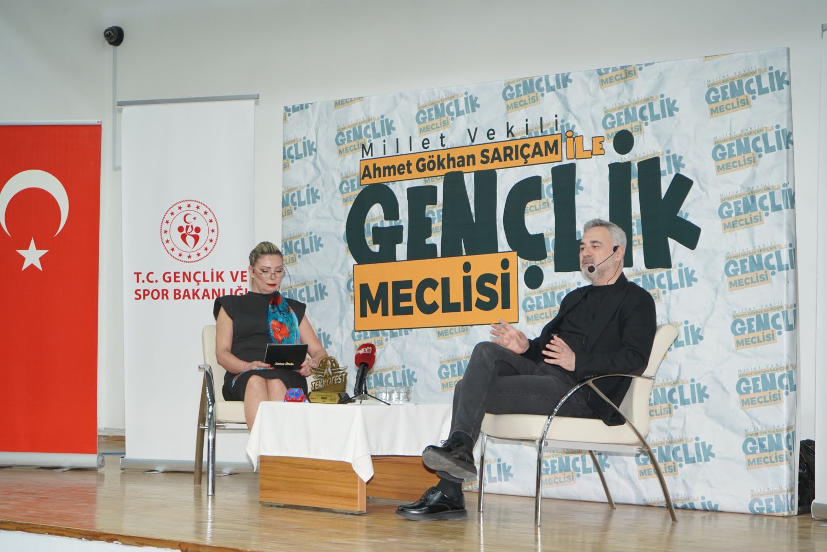 TÜRKİYE’DE YENİ BİR DÖNEM: MİLLETVEKİLİ GENÇLERLE DOĞRUDAN BULUŞTU